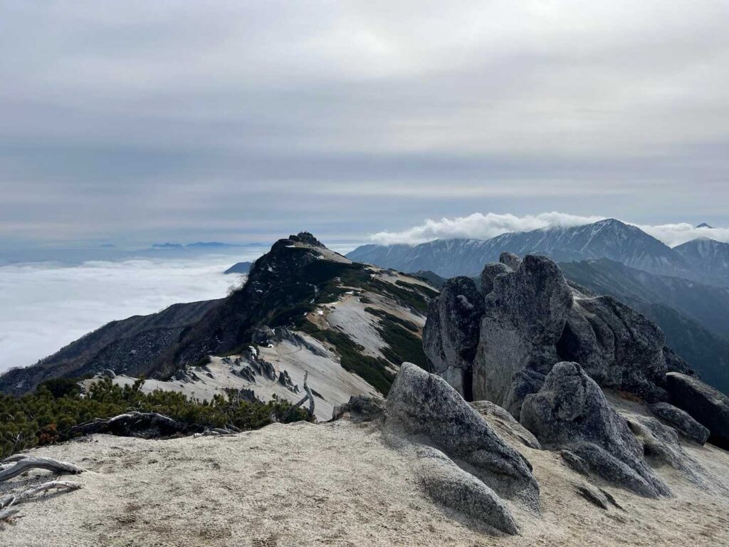 振り返ると燕岳の美しい姿