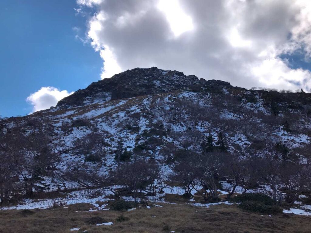 振り返ると白根山がドーン