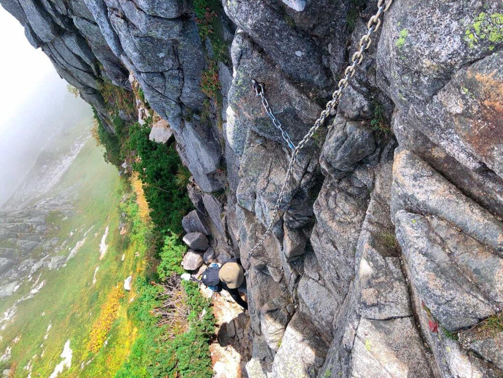 岩場を越えていく