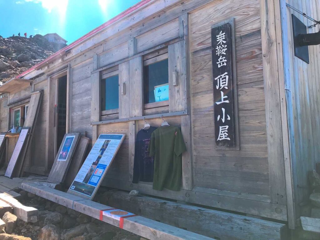 山頂直下、晴れてきた空