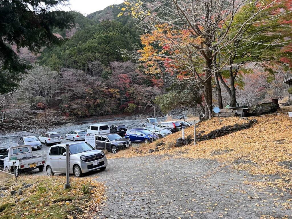 駐車場に戻ると車もテントもいっぱい