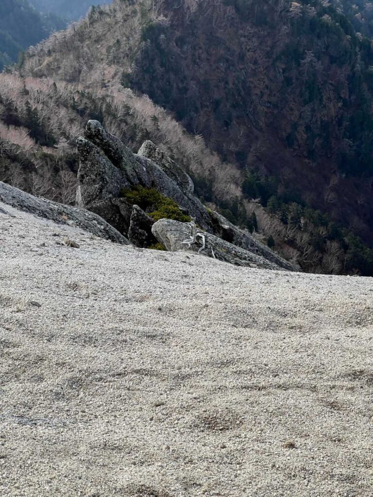 北燕岳への道中にもイルカ岩が