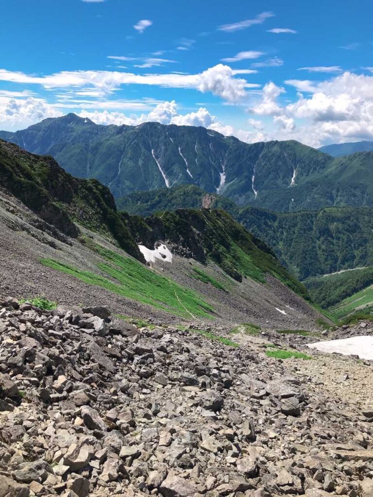 雪渓を渡ってハシゴを登る