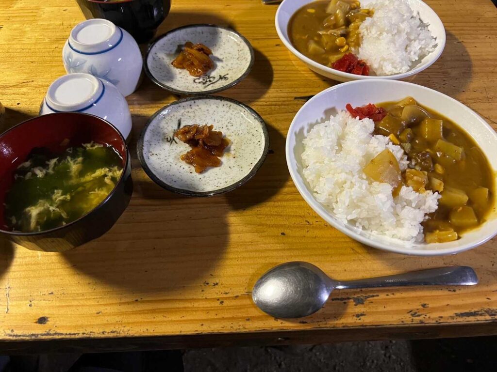 鳳凰小屋の夕食。おかわり自由のカレー