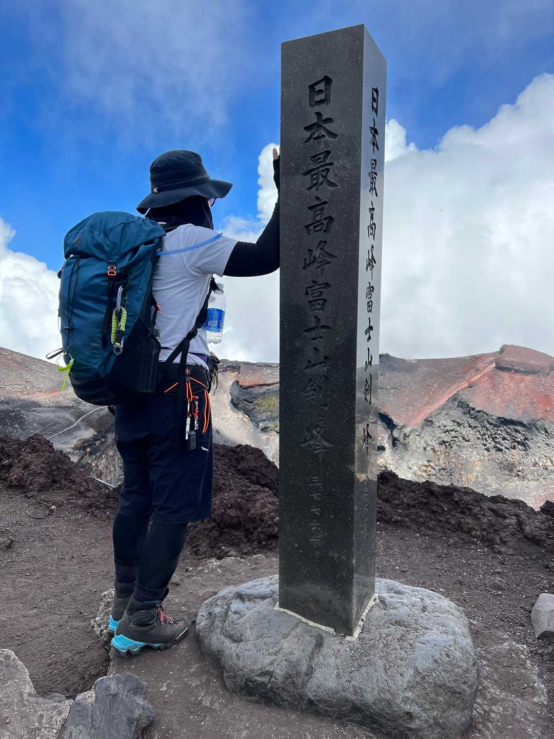 剣ヶ峰の山頂標識で記念撮影