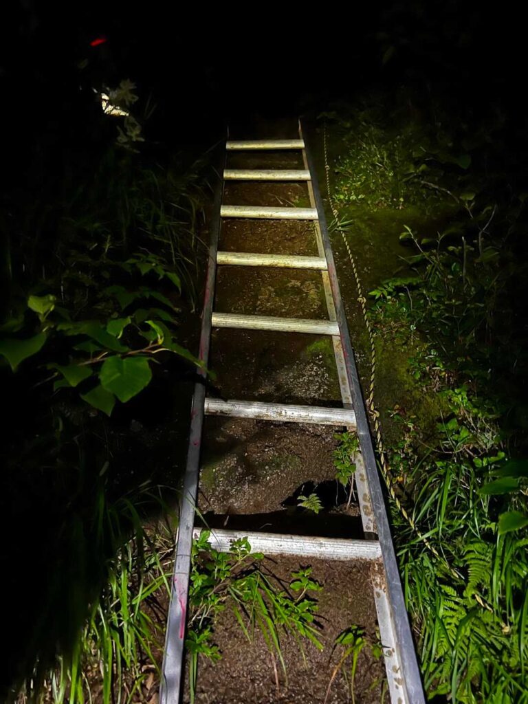 暗闘の中、例のハシゴを登る