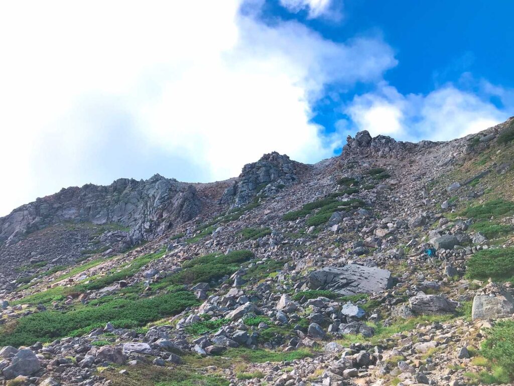 御前峰のガレ場を下る
