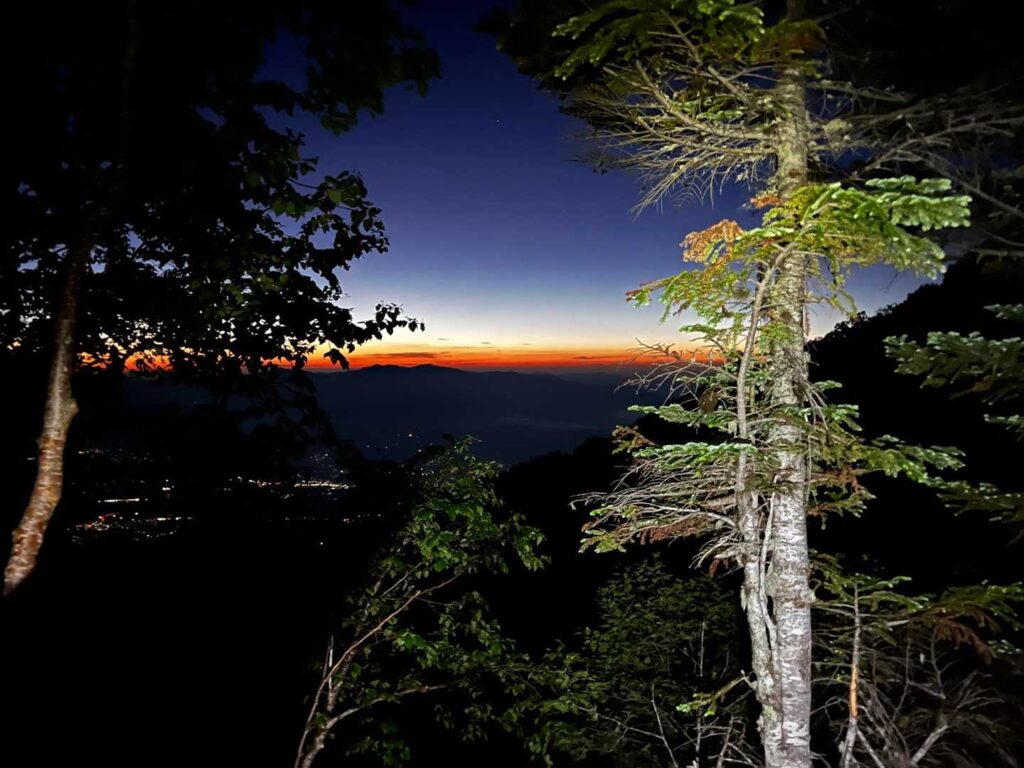 東の空が明るくなってきた