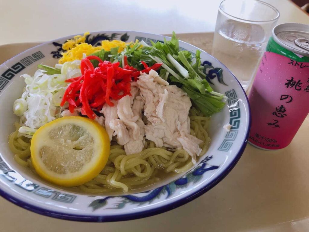 冷し鳥ラーメンと桃の恵で昼食