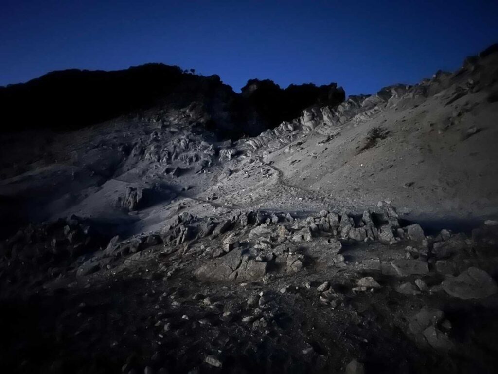 星あかりに照らされた白砂の稜線。月面みたい