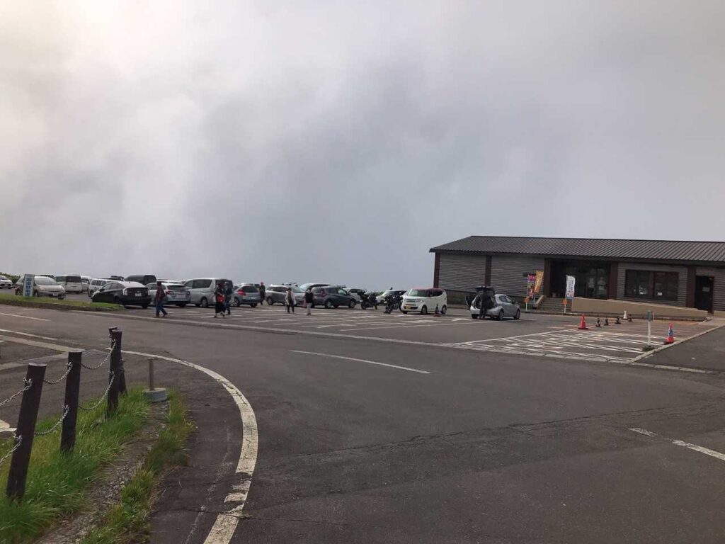 観光客でいっぱいの駐車場