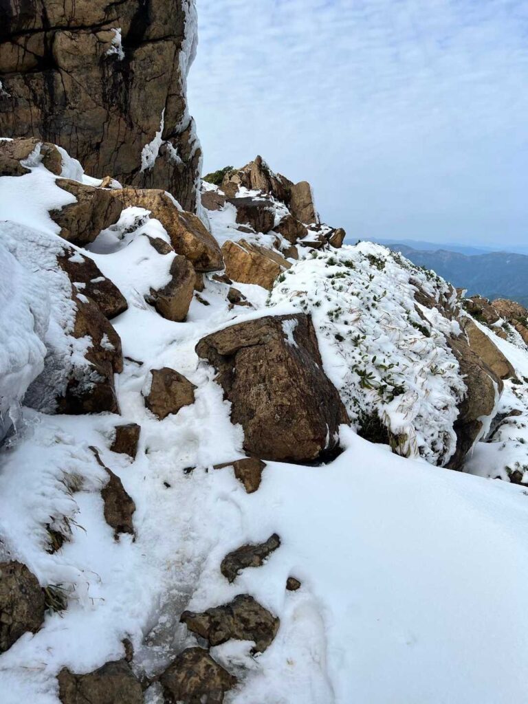 凍結した登山道