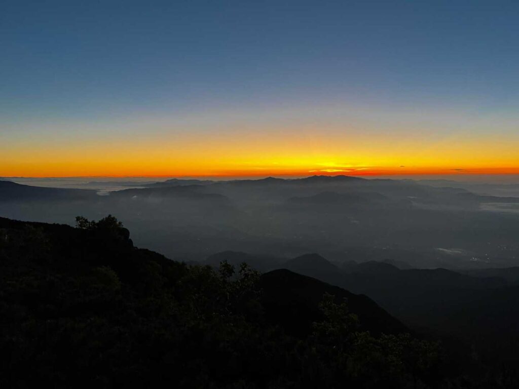 日の出前の幻想的な空