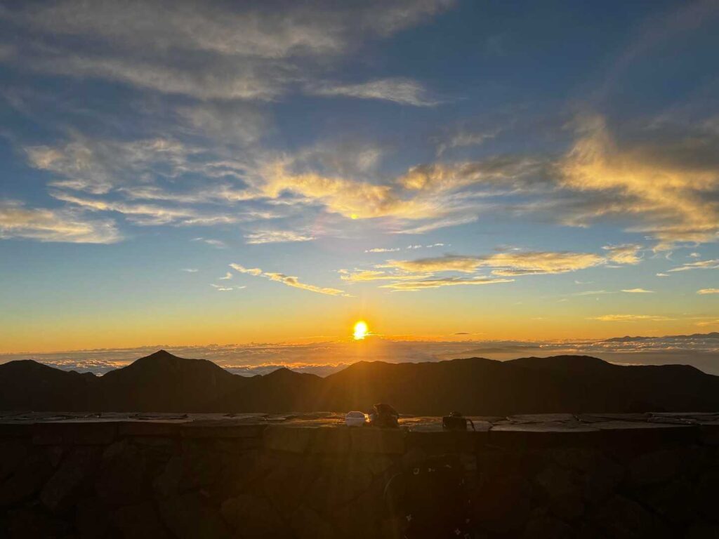 コーヒーを飲みながら朝を楽しむ