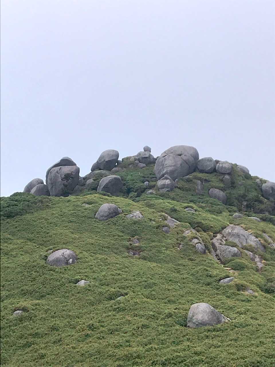 アイアンマンっぽい岩