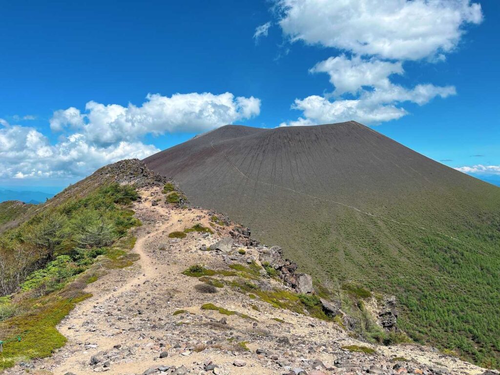 浅間山を眺めながらの稜線