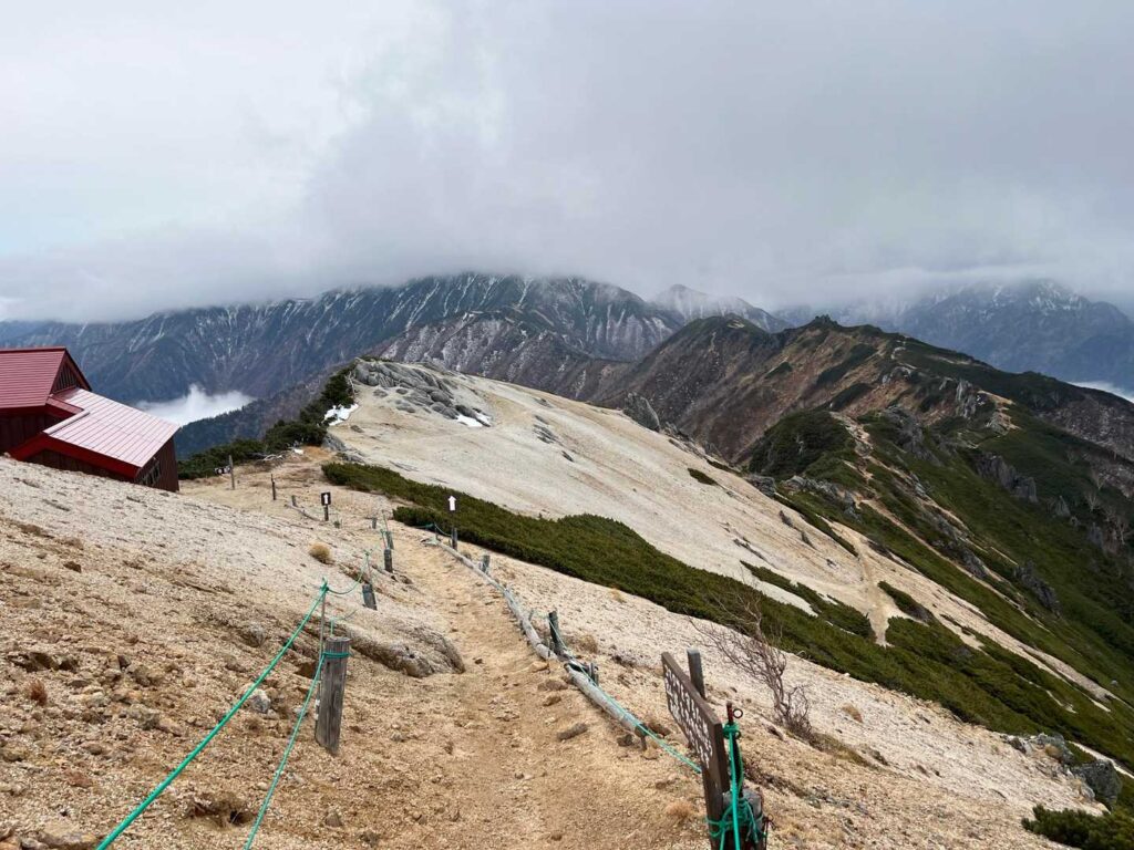 食後の散歩。大天井岳方面の景色