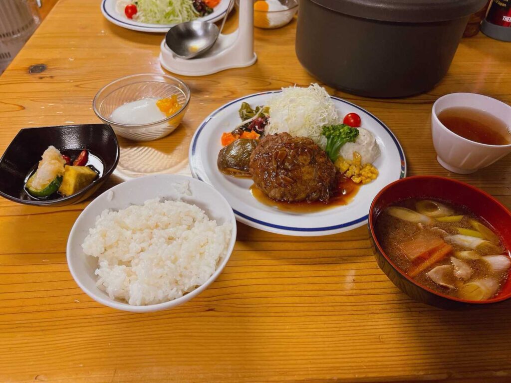 夕食のハンバーグと煮魚。豚汁がうれしい