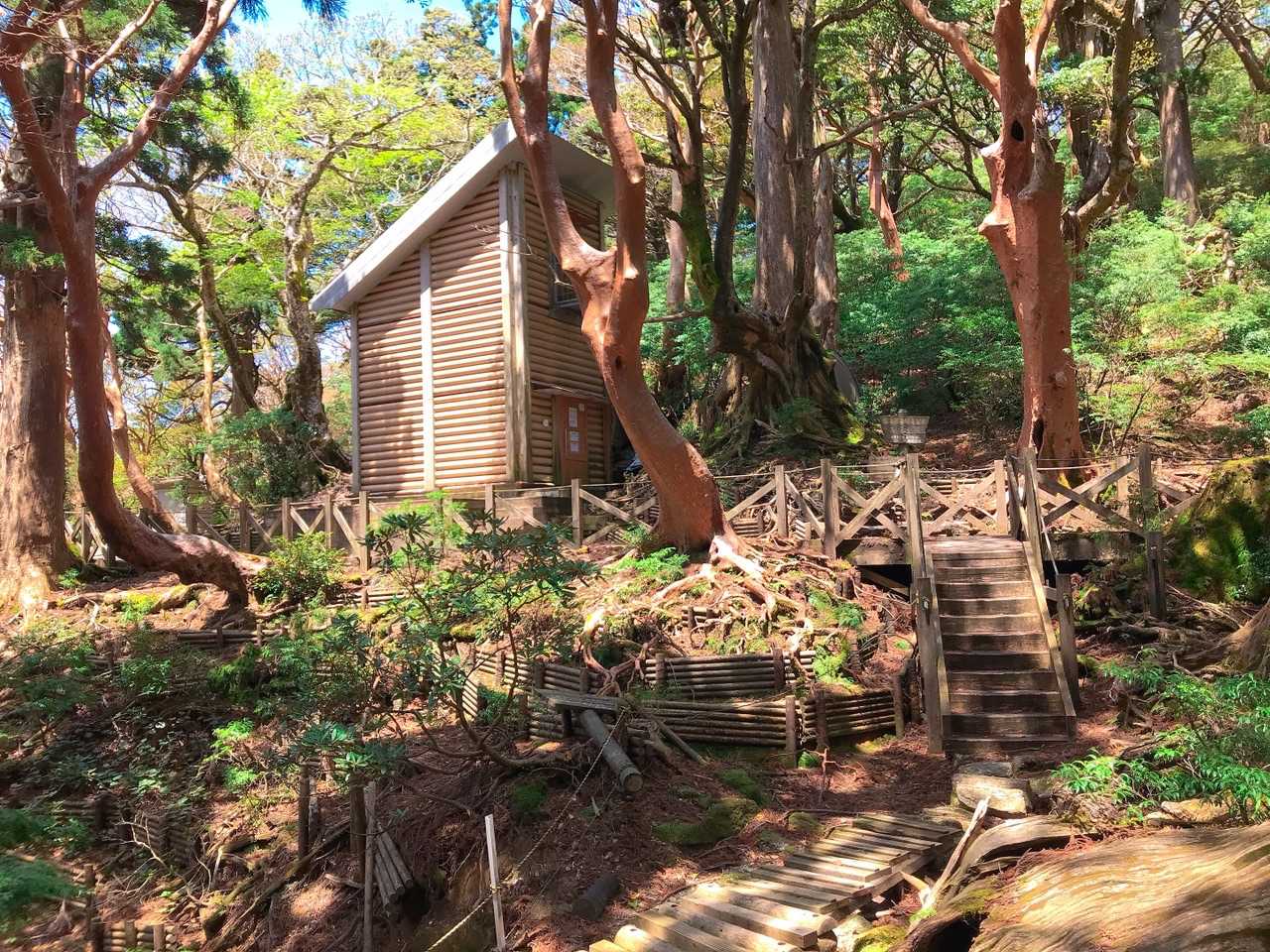 高塚小屋で休憩