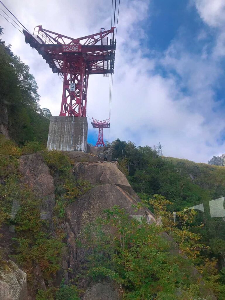 ロープウェイで下る