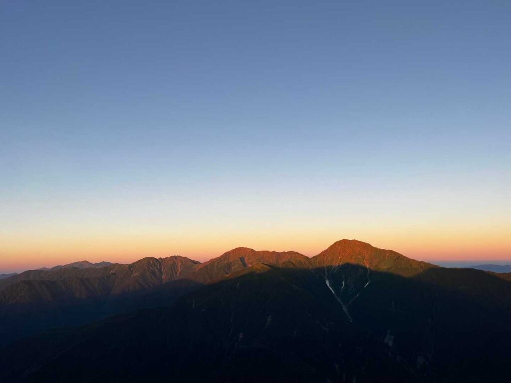 朝焼けに染まる稜線