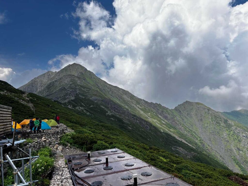 雨がやんで北岳の姿が