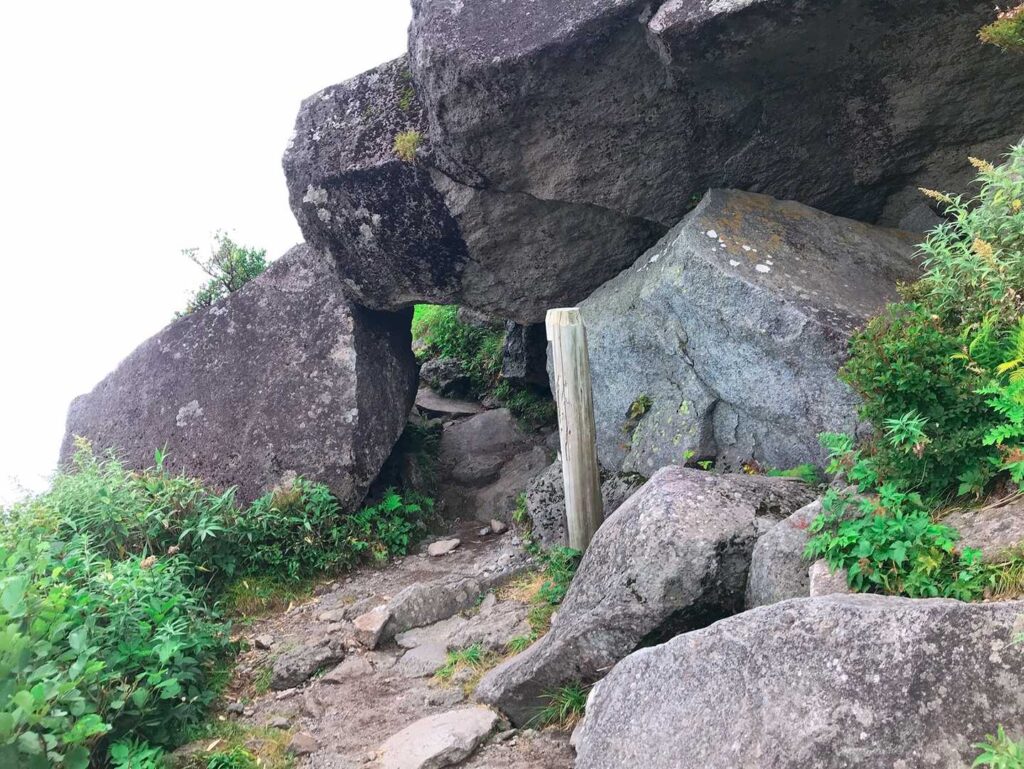 岩のトンネル