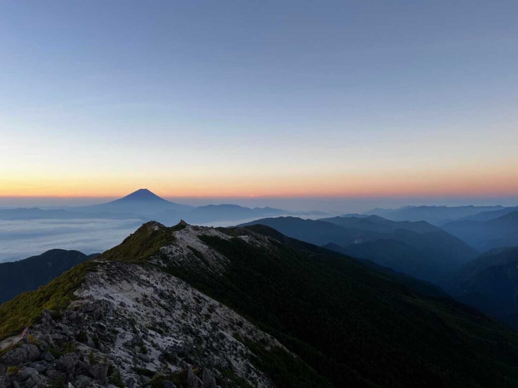 富士山と薬師岳方面の朝焼け