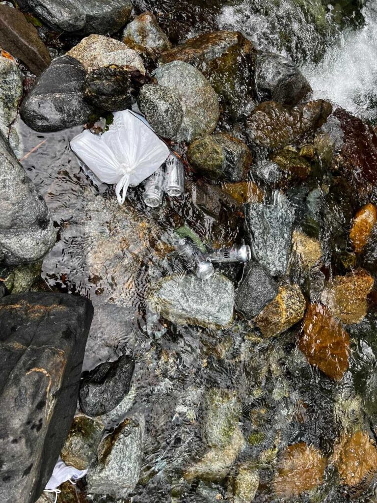 川に流れ着いたビール