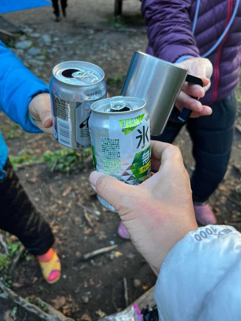 登頂祝いの乾杯