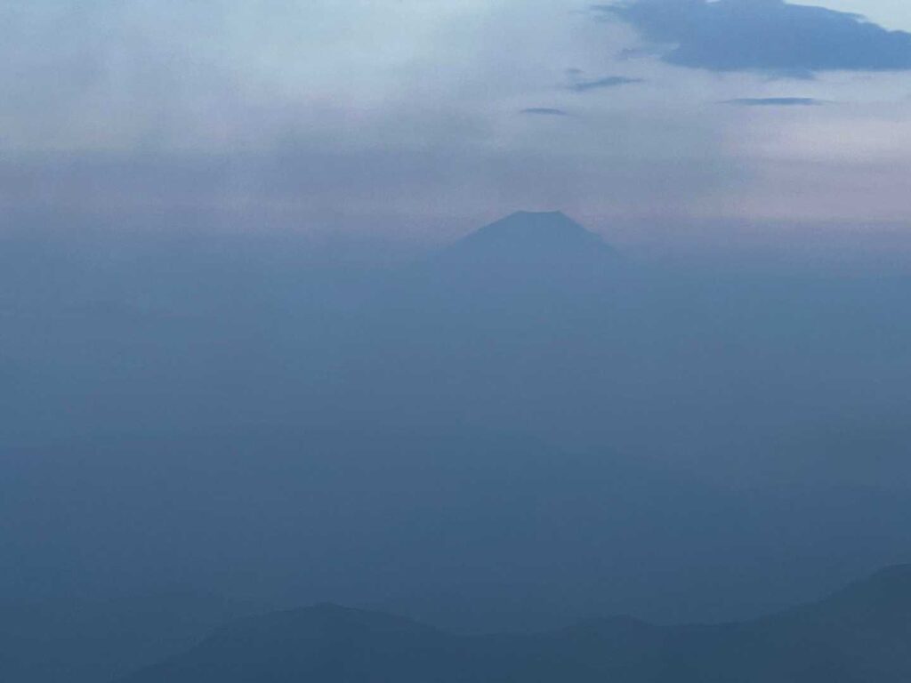 遠くに鬼ヶ島風の富士山