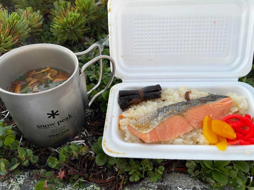 小屋のお弁当。酢飯のシャケ弁