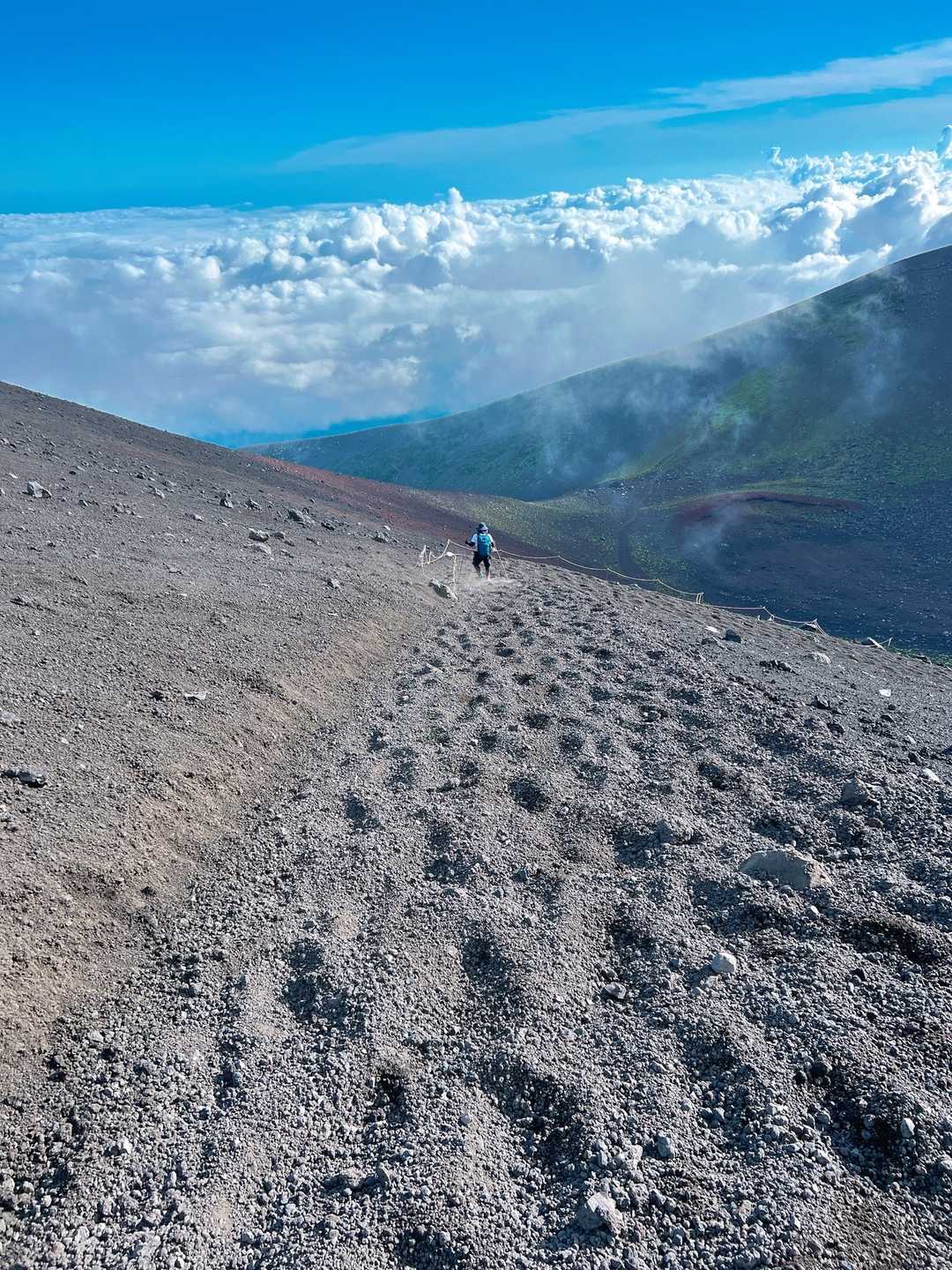 砂煙を上げながら下山