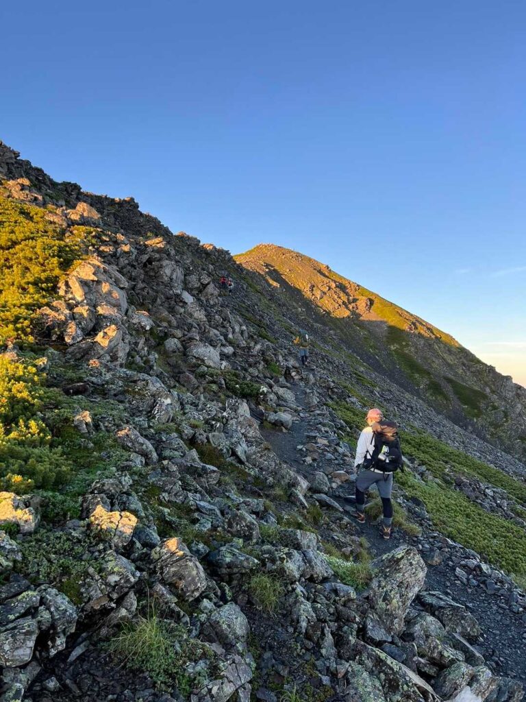 朝焼けを楽しみながら間ノ岳へ
