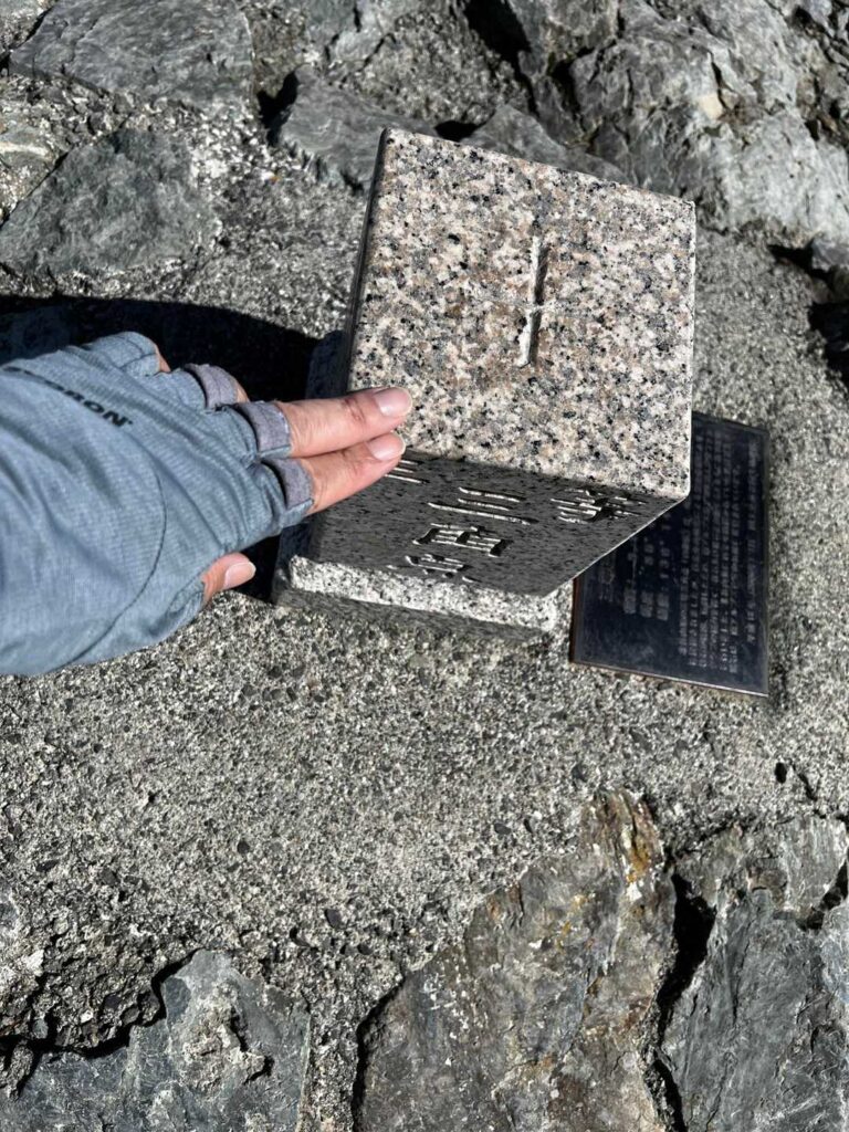 お約束の山頂標識