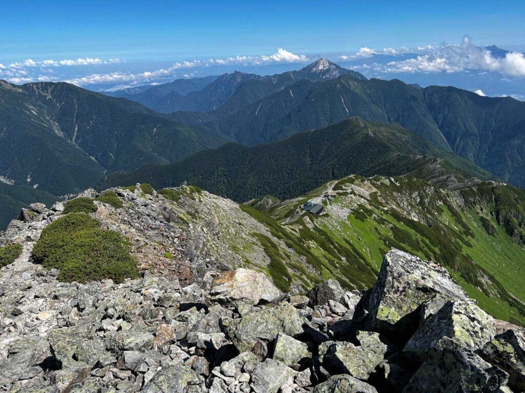 肩の小屋が見えてきた