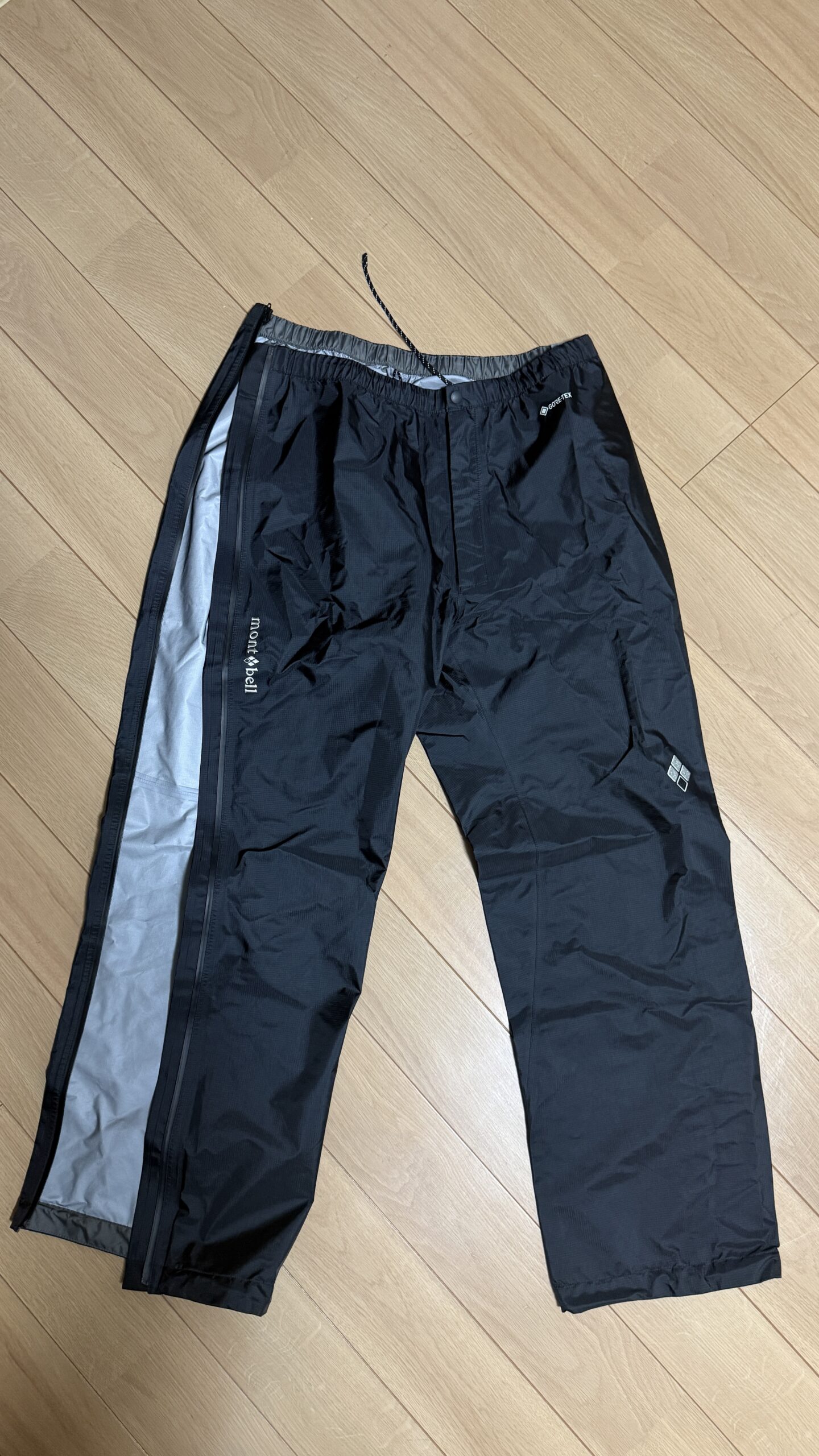 モンベル ストームクルーザー フルジップパンツ(STYLE 1128564)のサイドジップを全開にした状態