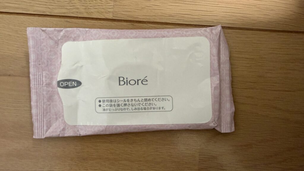 日焼け止めを落とすために携行しているビオレ ふくだけコットン