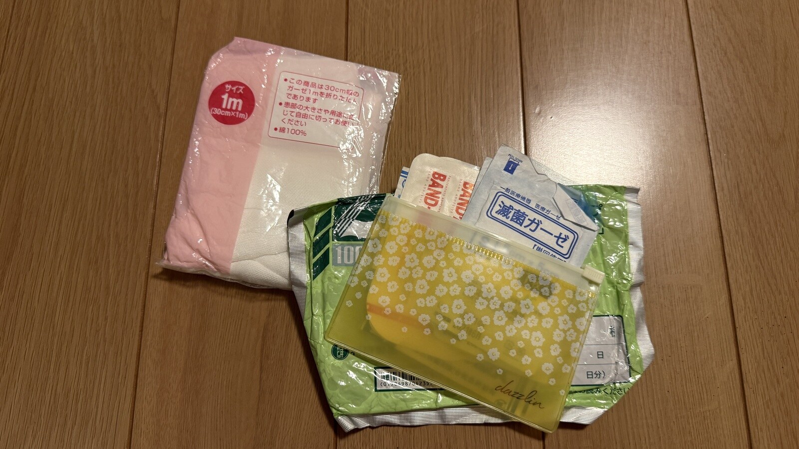 応急処置セット一式(滅菌ガーゼ・テープ・痛み止めなど)