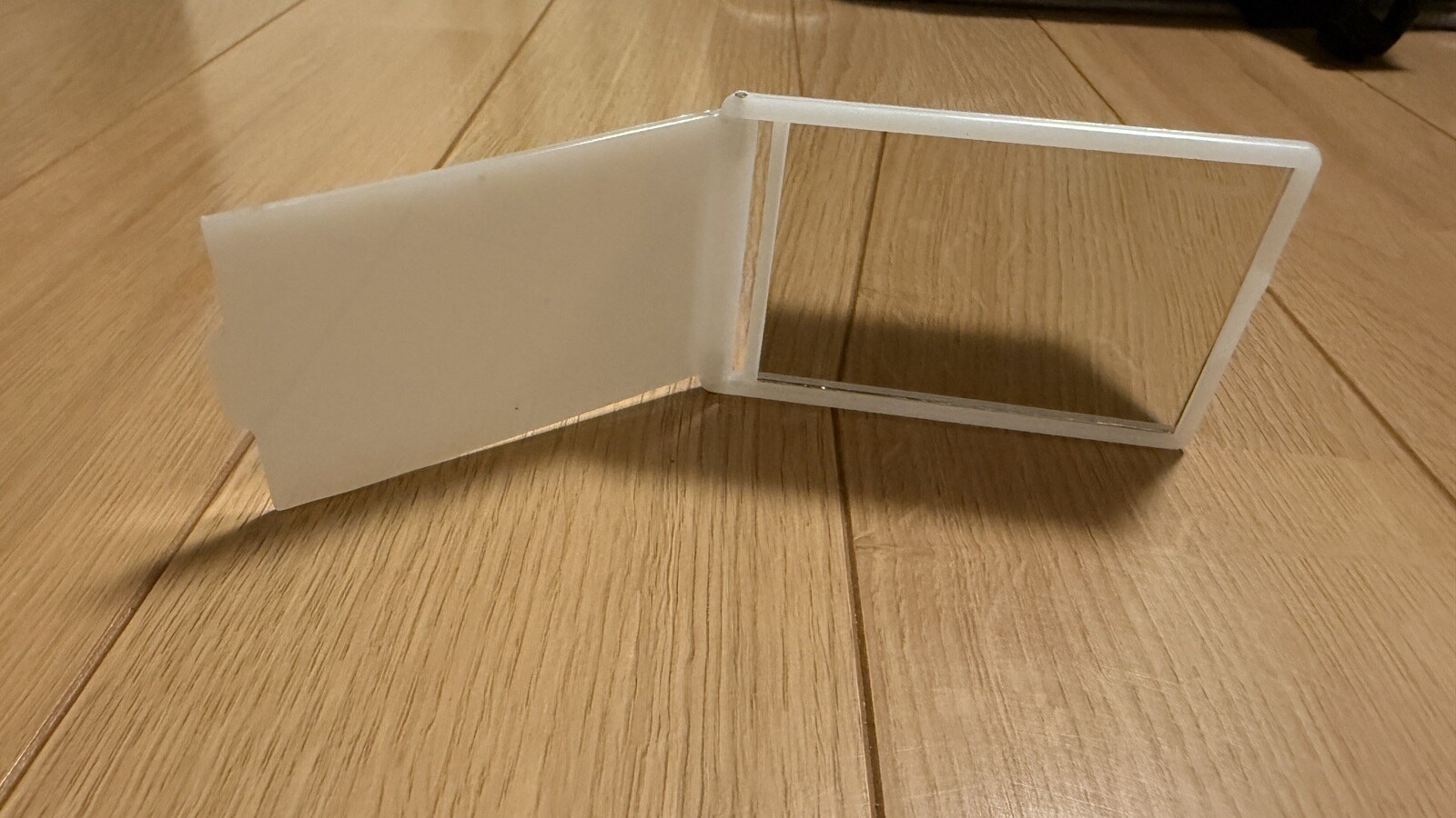 白い二つ折りのコンパクトミラー