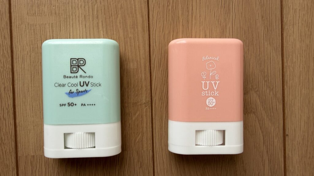 塗り直し用に持ち歩いているUVスティック(左:ビューテロンド クリアクール/右:ボタニカルUVスティック)