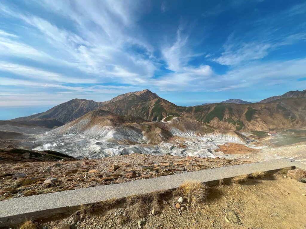 噴気を上げる地獄谷の全景