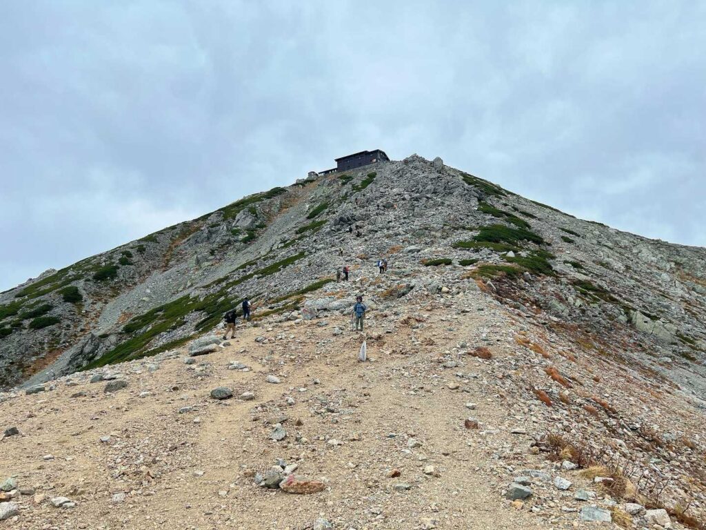 一の越から雄山への急な登り