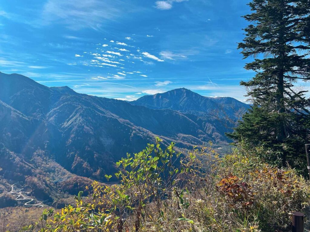 紅葉の谷と遠くの薬師岳方面