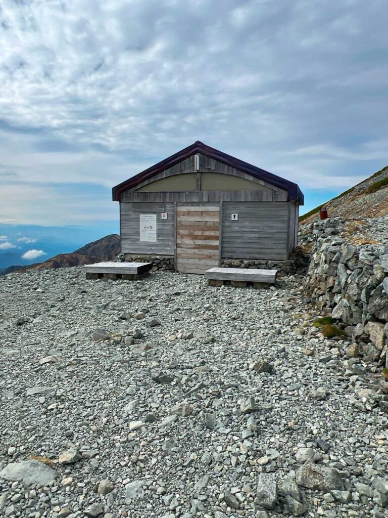 剱御前小舎付近の建物とベンチ