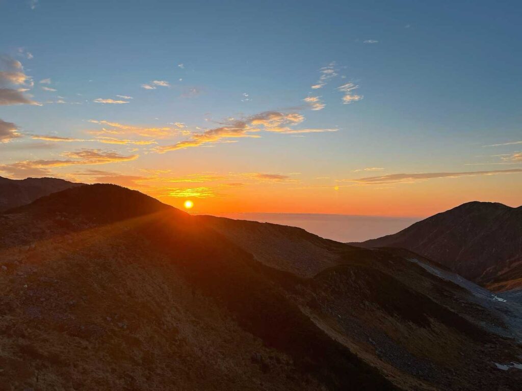 稜線に沈む夕日