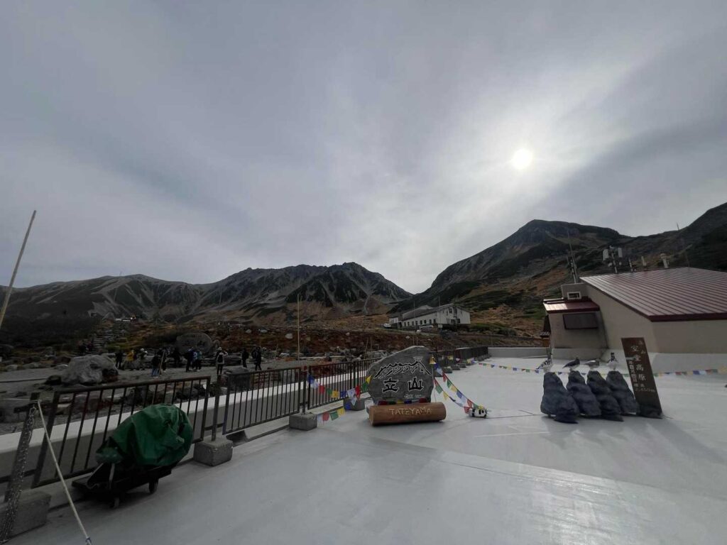 室堂ターミナル前の立山の石碑