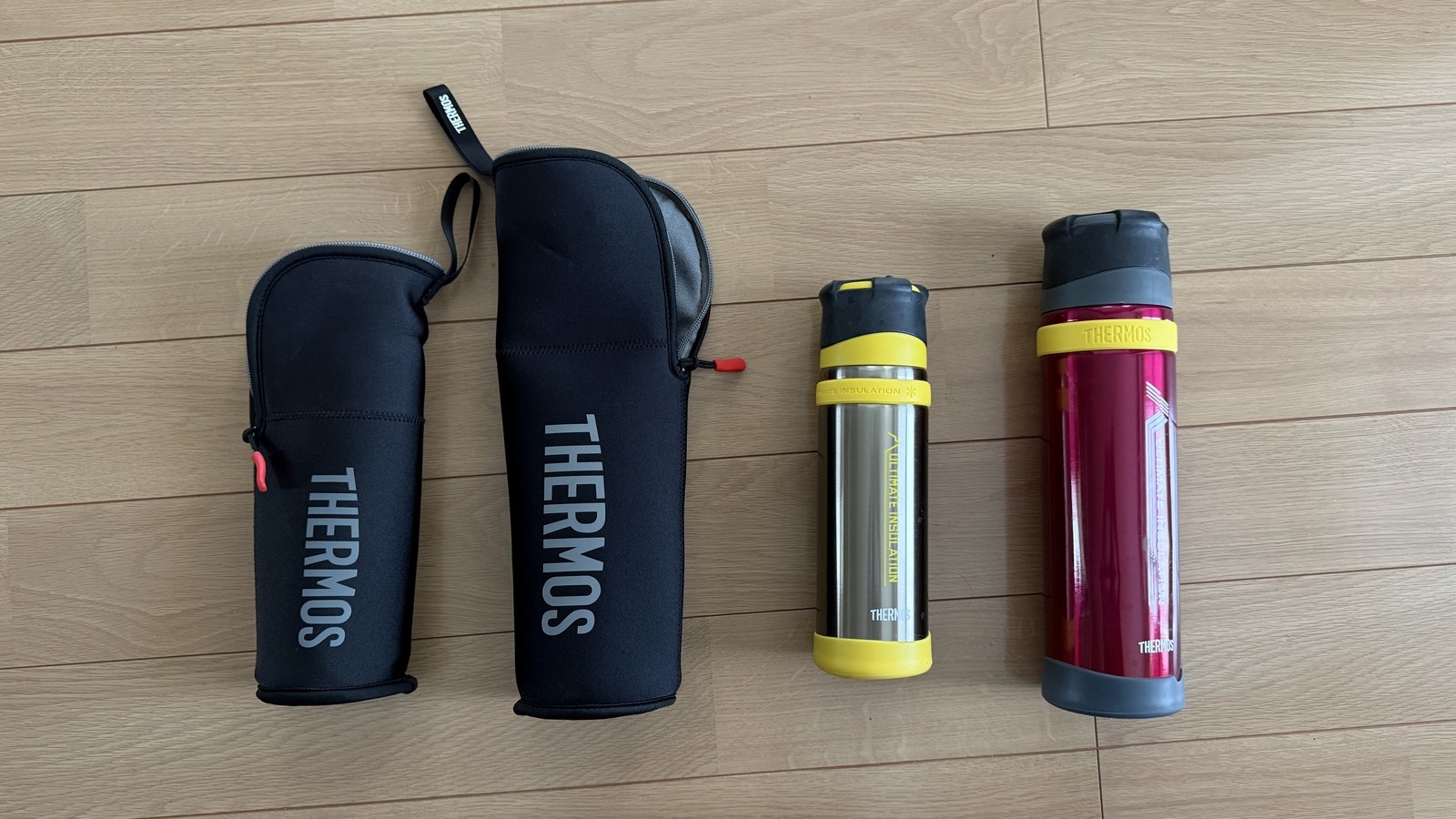 サーモスの保温保冷ボトル2本(FFX-501 500mLとFFX-900 900mL)と専用ポーチ2つ