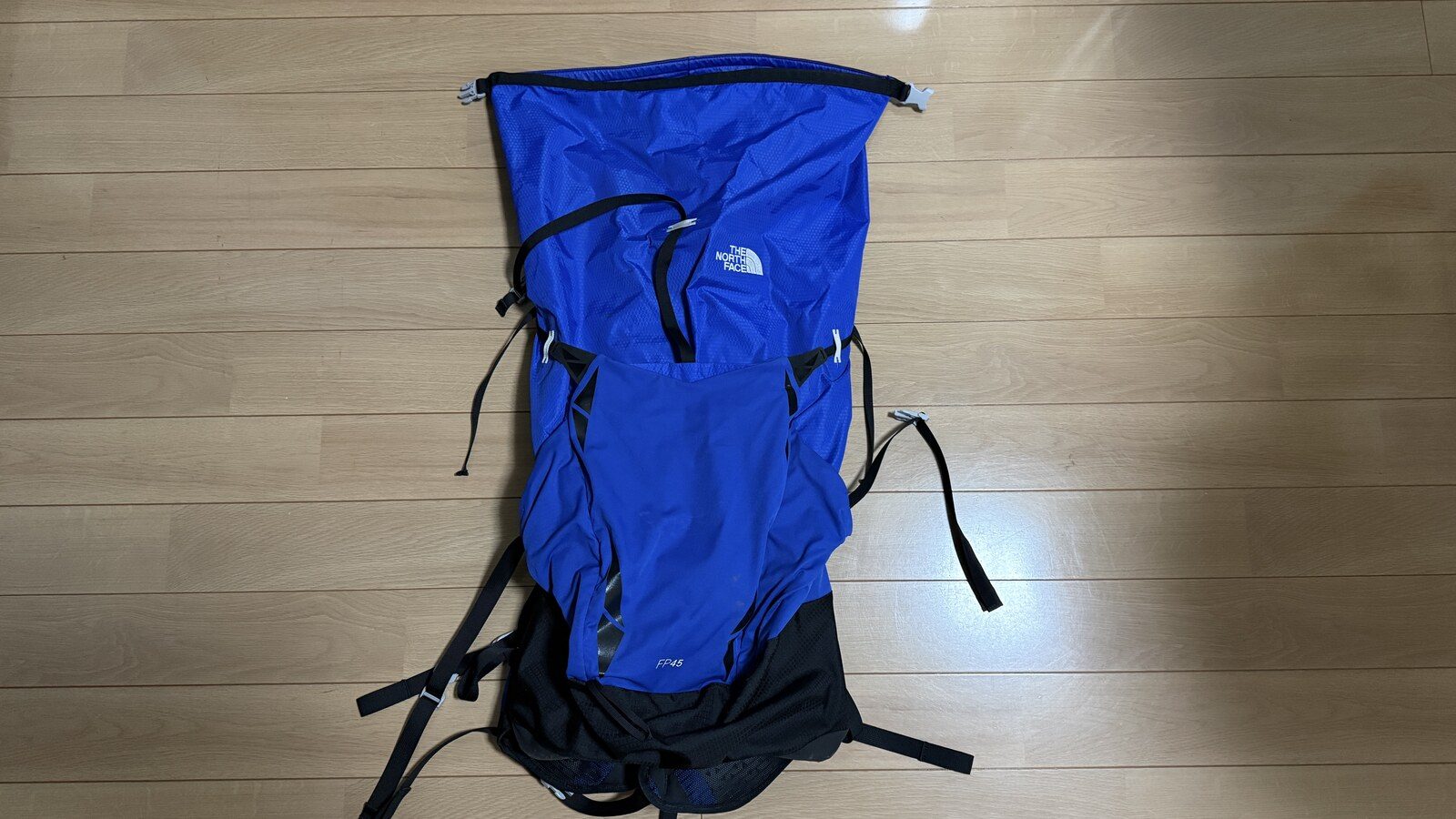 THE NORTH FACE の青いザック(ロールトップ・雨蓋なし)の正面