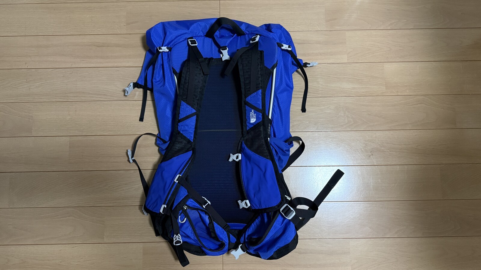THE NORTH FACE の青いザックの背面。ショルダーハーネスと細いフレーム